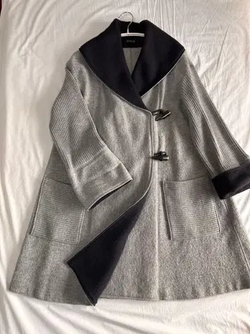 새상품급 EPOCA 에포카 숄카라 니트 아우터 바이컬러