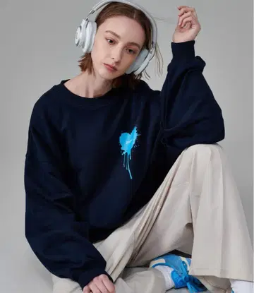 ONCILY 하트 로고 맨투맨