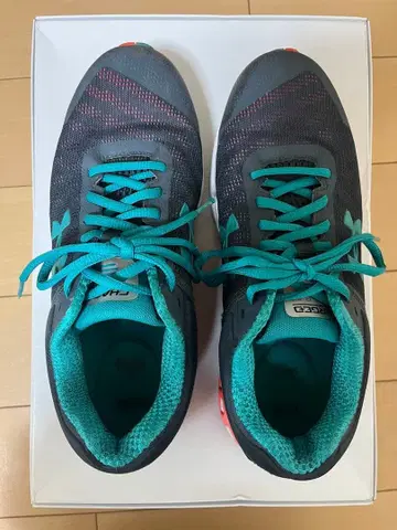 언더아머 러닝화 25.5cm