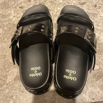 Odette e Odile 블랙 샌들 스터드 장식