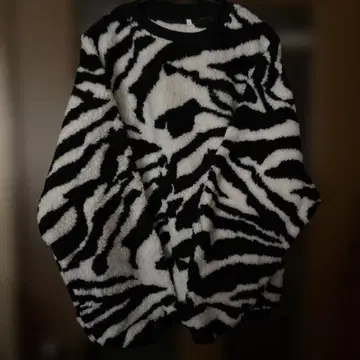 새상품 제브라 패턴 플리스 오버 사이즈 트레이너