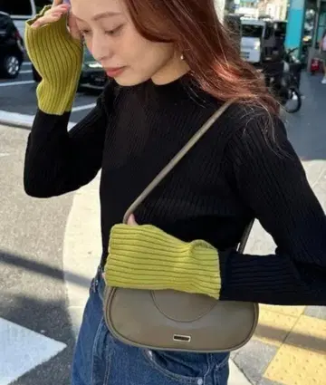 미사용 새상품 [ DISCOAT ] 모찌모찌 리브 소매 배색 니트 블랙