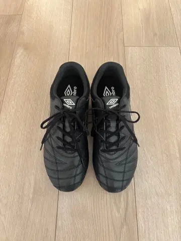 Umbro 축구화 블랙 스파이크 24