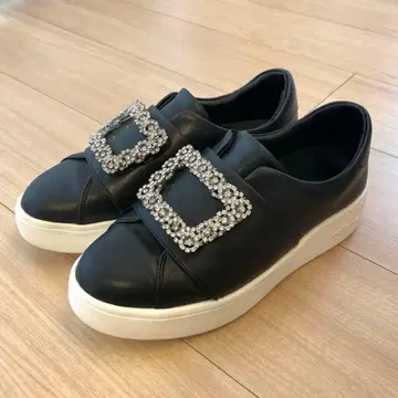 플러스 다이애나 통굽 스니커즈 비쥬 버클 가죽 슬립온 초경량 블랙