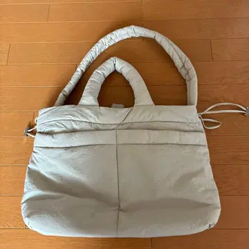 쿠션감 있는 베이지 숄더백