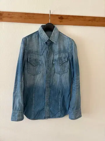 데님 블루 긴팔 셔츠 프론트 포켓 부착