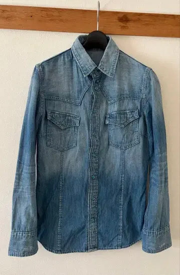 데님 블루 긴팔 셔츠 프론트 포켓 부착