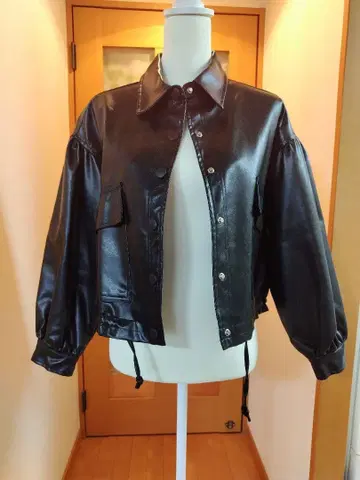 블랙 합성 피혁 숏 기장 자켓