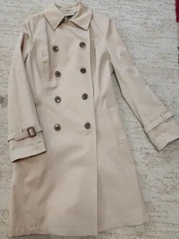 베이지 더블 브레스트 트렌치코트