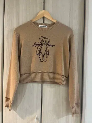 Lily Bear 자수 니트탑 카멜