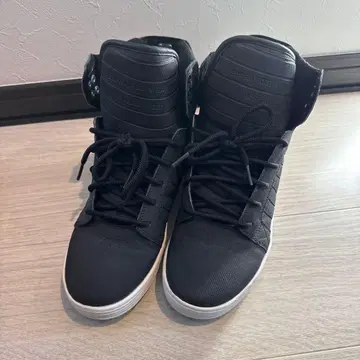 SUPRA 블랙 하이컷 스니커즈