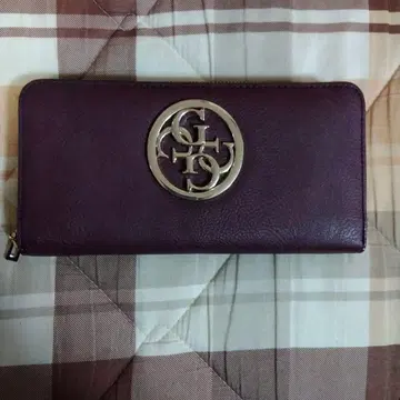 게스 와인 레드 로고 장지갑