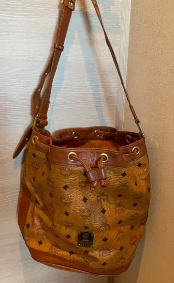 MCM 버킷형 가죽 백