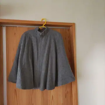 그레이 지퍼 달린 케이프 코트