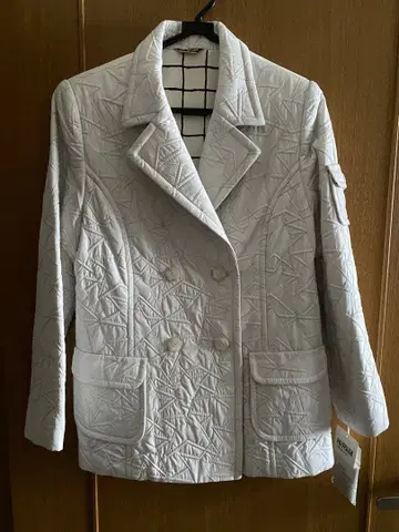 화이트 퀼팅 자켓