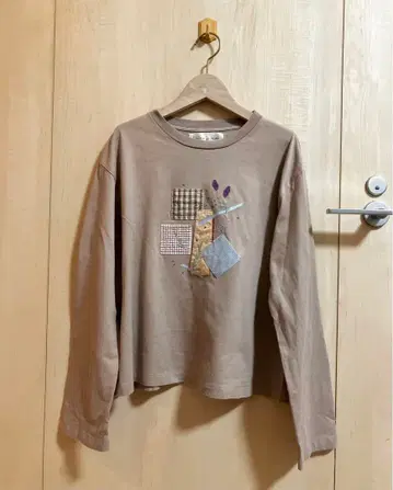 아틀리에 드 사봉 일기 콜라주 자수 x 와펜 롱T 베이지