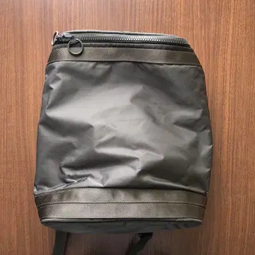 유니클로 다크 그레이 나일론 백팩