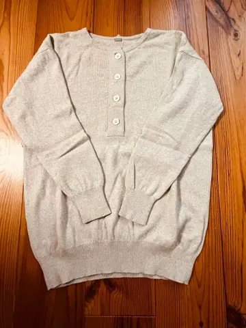 마가렛호웰 베이지 버튼 달린 헨리넥 니트