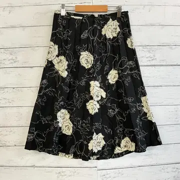 인디비 꽃무늬 플레어 스커트 사이즈 36 고급 시크 블랙 베이스