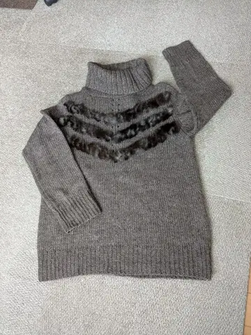 브라운 터틀넥 니트