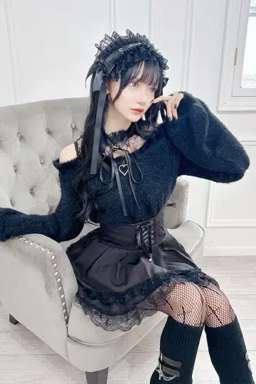 MARS 어깨 트임 샤기 니트탑 블랙