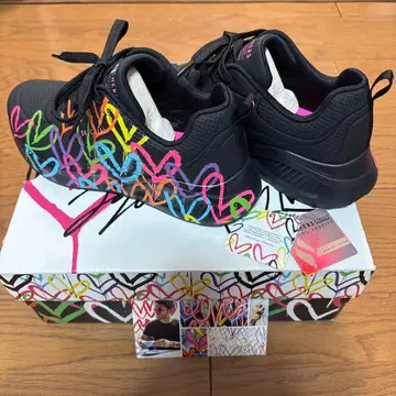 스케쳐스 컬러풀 하트 무늬 스니커즈