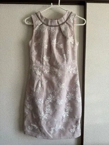 연한 핑크색 자수 슬리브리스 원피스