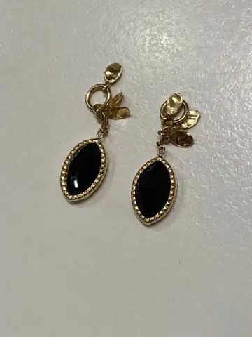 아가트 agete 블랙쿼츠 귀걸이 참 양쪽 귀