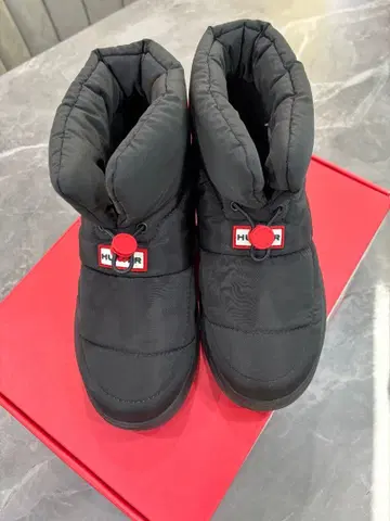 HUNTER 인/아웃 코지 퍼프 사이드 벤트 부티 블랙