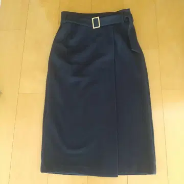 다크 네이비 타이트 스커트 벨트 포함