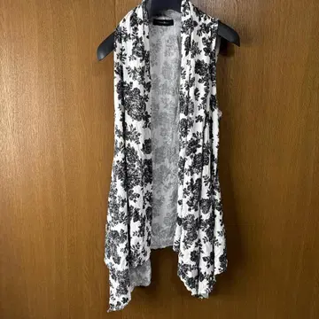 시버라이즈 CIVARIZE 화이트/블랙 꽃무늬 슬리브리스