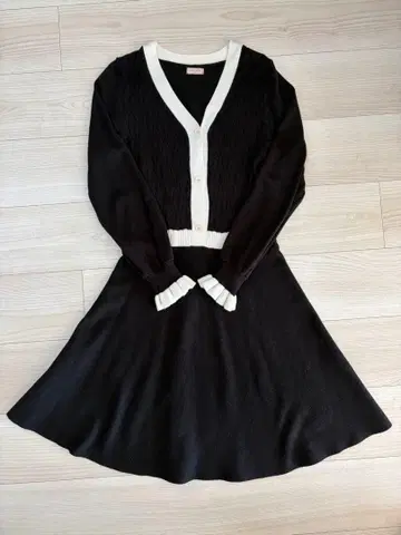 [ titty&Co.PETIT ] 소매 프릴 배색 니트 원피스