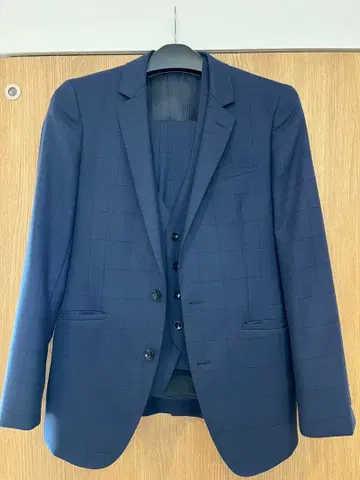 네이비 체크 무늬 쓰리피스 수트