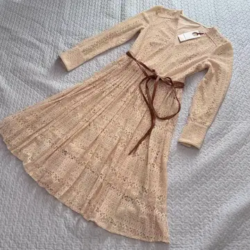 레이스 소재 베이지 긴팔 원피스 드레스 새상품