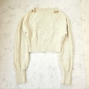 에이미 이스트 월 케이블 니트 금 골드 울 아이보리