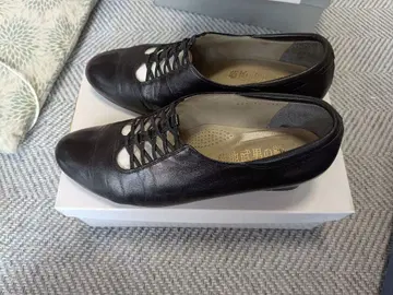 키쿠치 타케오 블랙 로우힐 미세스 천연 가죽 신발 시착 가능