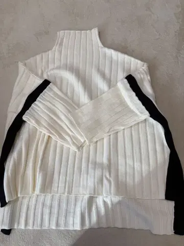 스콧 클럽 리브 하이넥 스웨터 9호 화이트/블랙 미사용 새상품