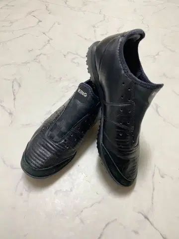 KING 블랙 축구화