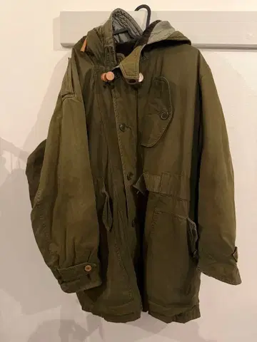 올리브색 후드 부착 모즈 코트