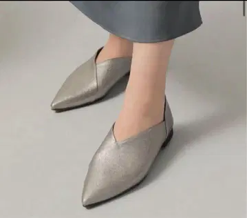 [ 주말 한정 가격 ] Kana 스틸레토 V컷 로우힐 펌프스