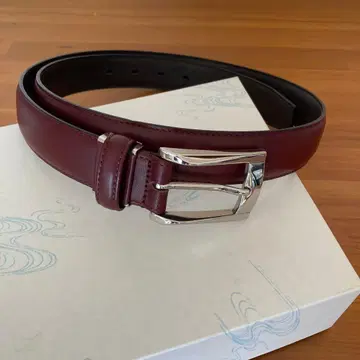 빨간색에 가까운 짙은 갈색 가죽 벨트