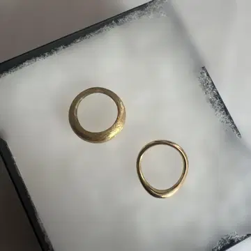 비쥬마무 골드 컬러의 심플한 반지 2개 세트