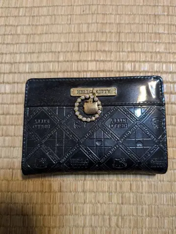 HELLO KITTY 엠보싱 가공 이단 접이식 지갑