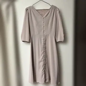 라이트 베이지 V넥 7부 소매 원피스