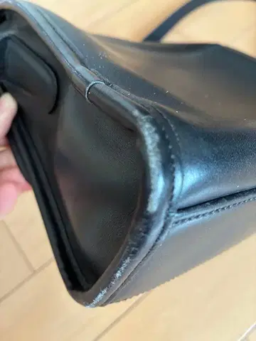 로비타 브라운 가죽 숄더백 뜨개질 디자인