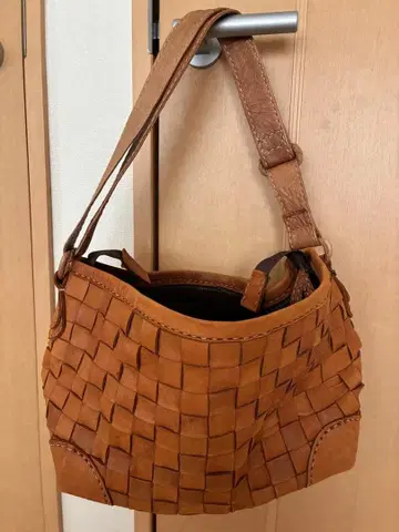로비타 브라운 가죽 숄더백 뜨개질 디자인