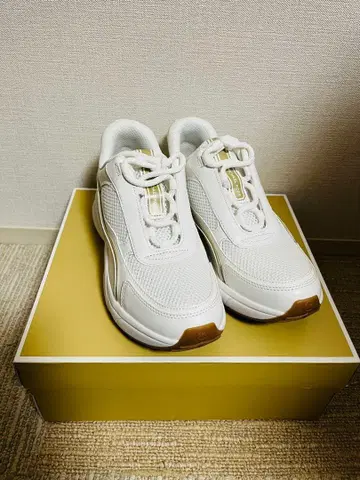 새상품 마이클코어스 화이트 스니커즈 메쉬 소재