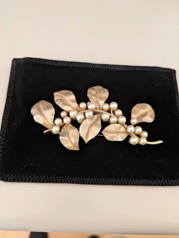 펄과 골드 잎 브로치