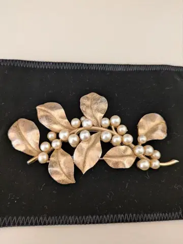 펄과 골드 잎 브로치 미사용