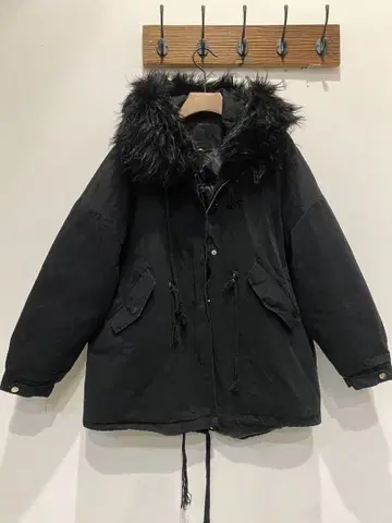 퍼 달린 블랙 점퍼